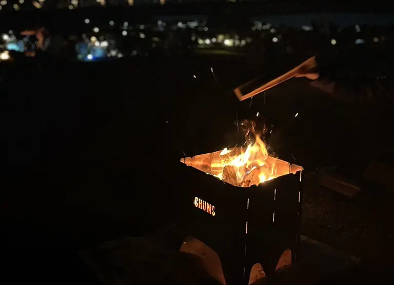 夜の暗闇に赤々と燃える焚き火台の火